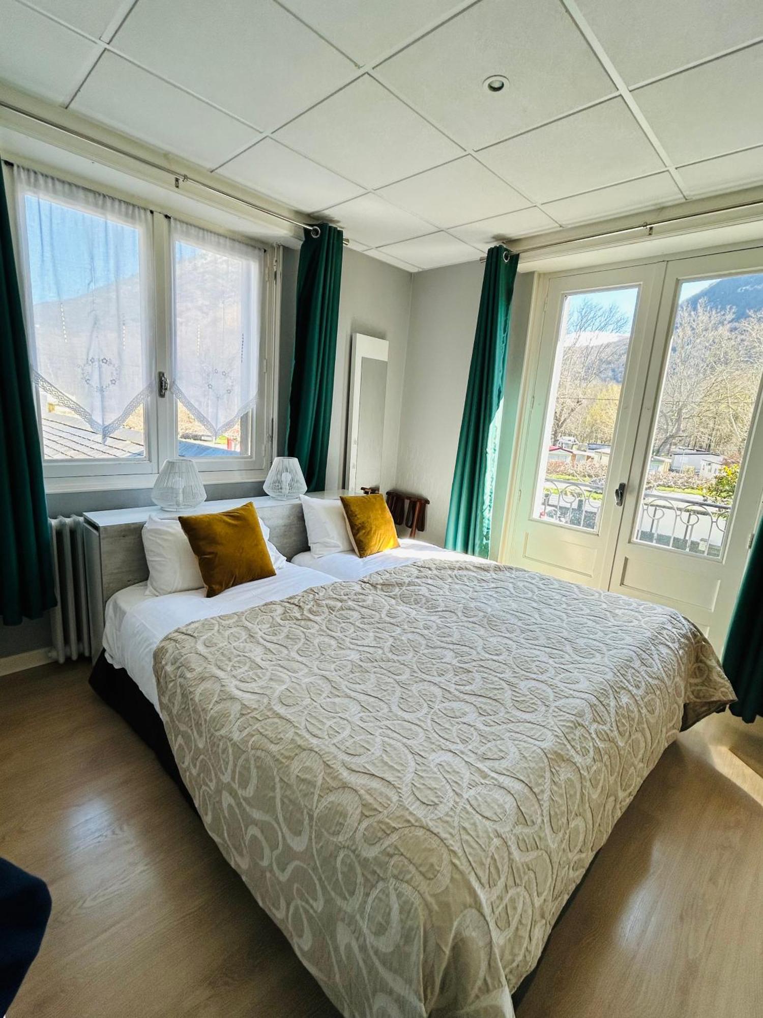Logis Hotel L'Ayguelade ビエル エクステリア 写真