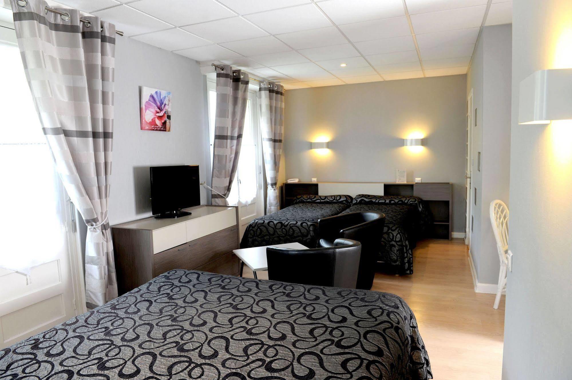 Logis Hotel L'Ayguelade ビエル エクステリア 写真