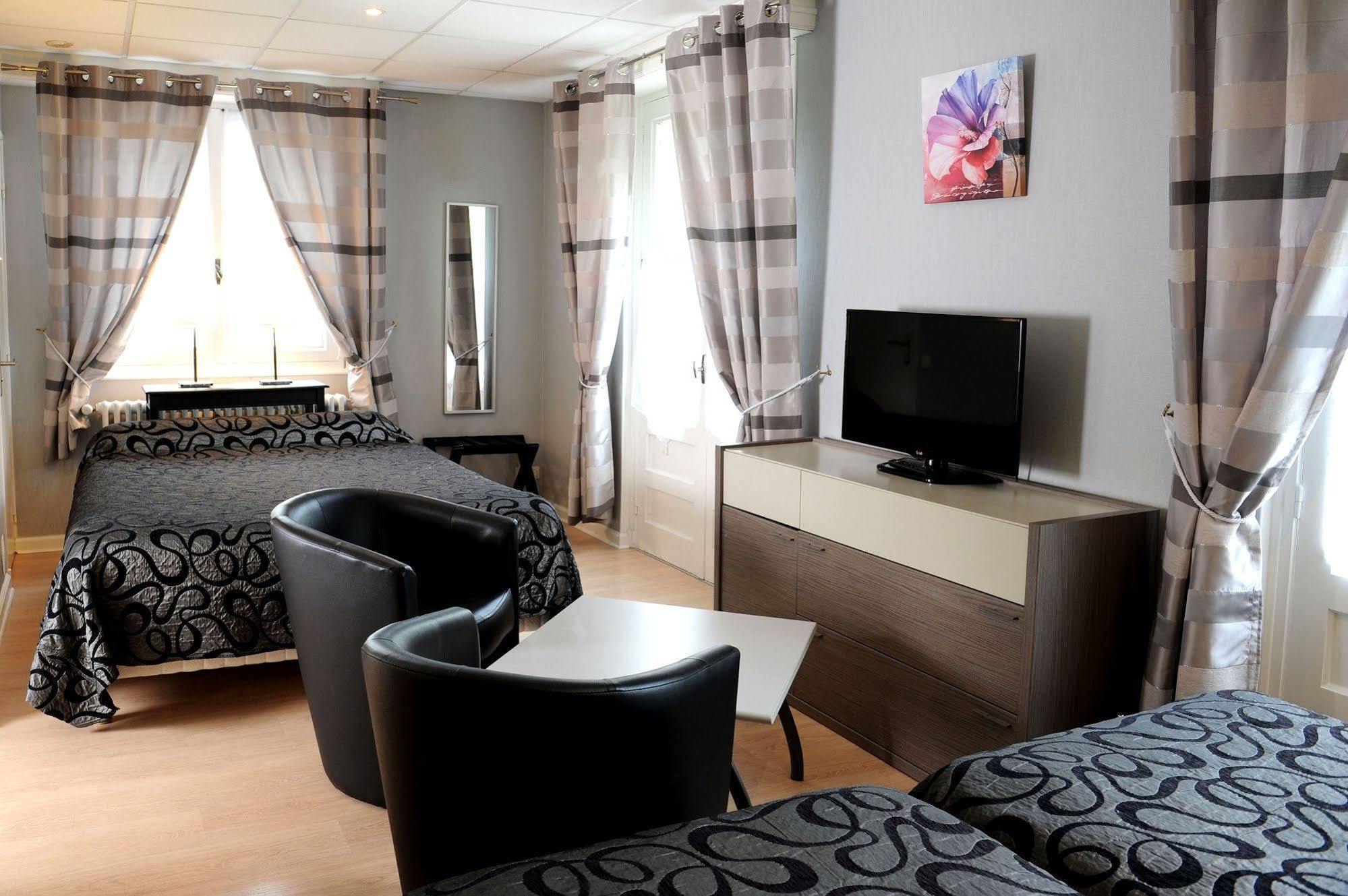 Logis Hotel L'Ayguelade ビエル エクステリア 写真